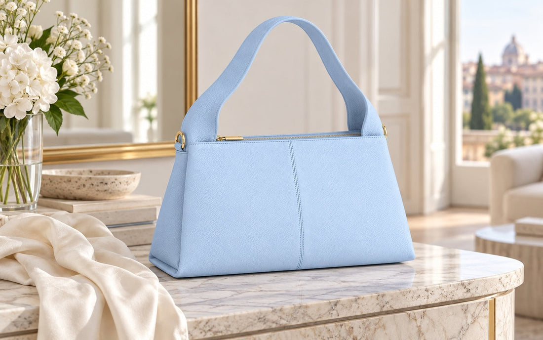 Misariva Verona Midi worn on the shoulder, on an Italian street